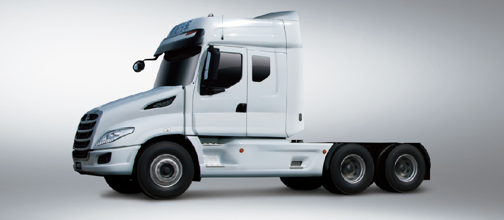 T7牽引車(chē) 美式長(zhǎng)頭造型：長(zhǎng)頭造型設(shè)計(jì)，對(duì)駕駛員形成天然保護(hù)，同時(shí)降低駕駛室重心與側(cè)翻風(fēng)險(xiǎn)